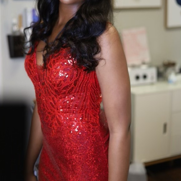 Red long ‘La femme’ prom dress from ‘So Sweet Boutique’. Size 6 - Picture 6 of 8